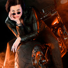 Portraitfotografie: Frau mit Motorrad und Rauch-Effekt
