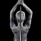 Portrait: Frau mit großem Rücken-Tatoo - ColorKey-Effekt